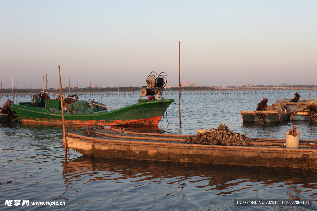夕阳下的宁静渔港