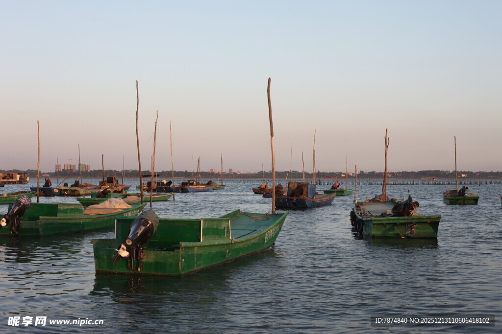 海港暮色中的多彩船只