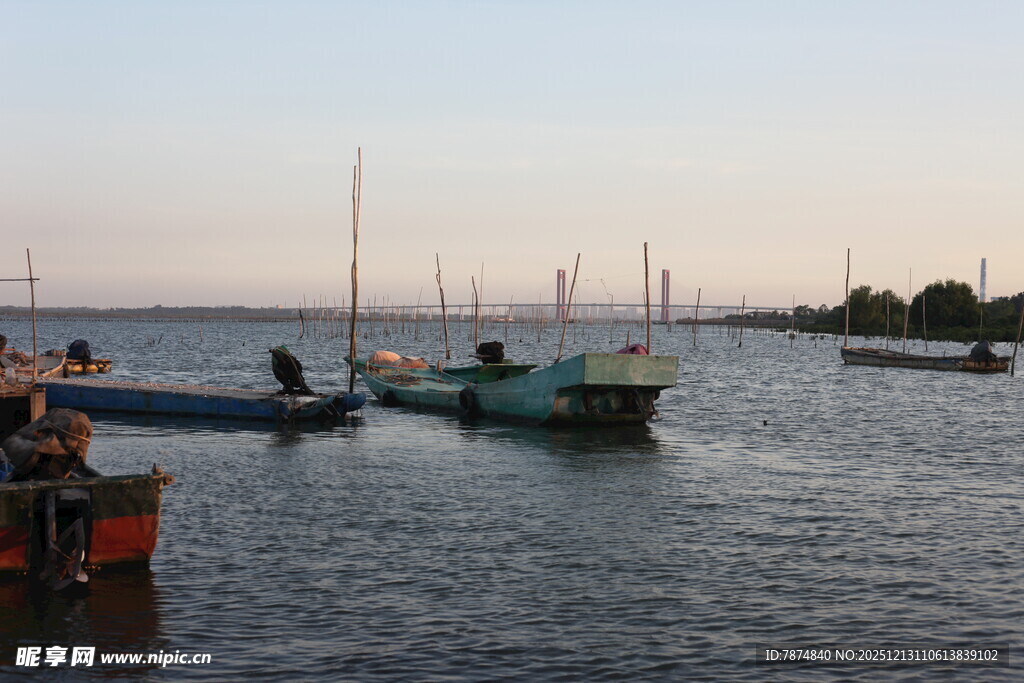 黄昏下宁静的港湾渔船