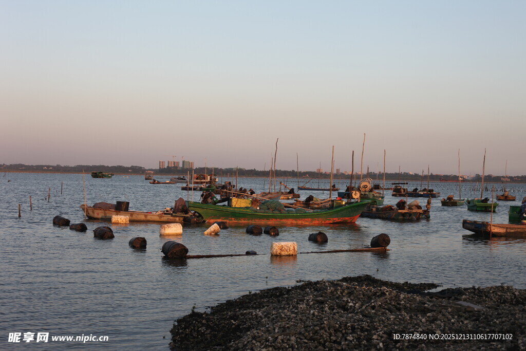 海上停泊的多彩船只