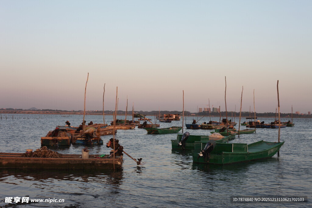 黄昏海港停泊的多彩船只