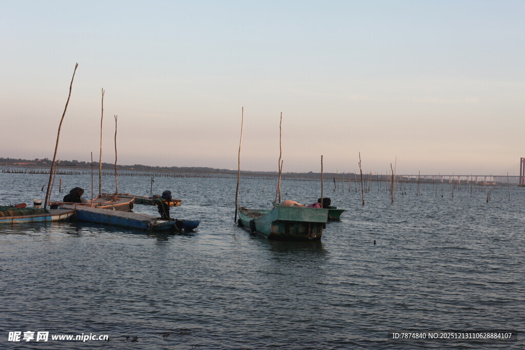 黄昏海港中的停泊小船
