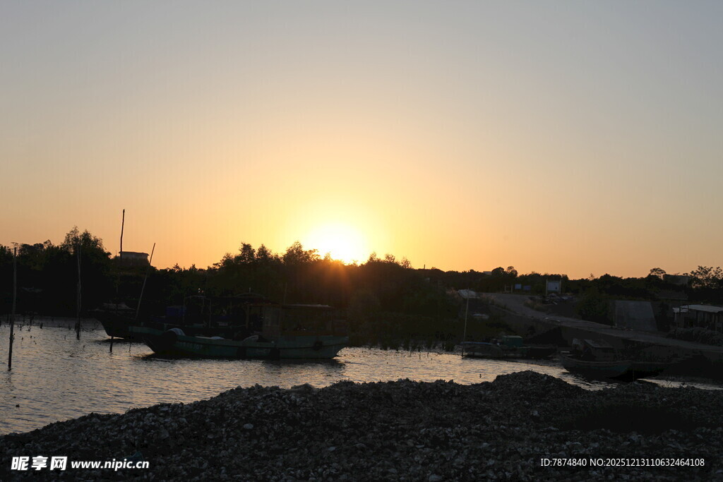 夕阳下的河畔美景