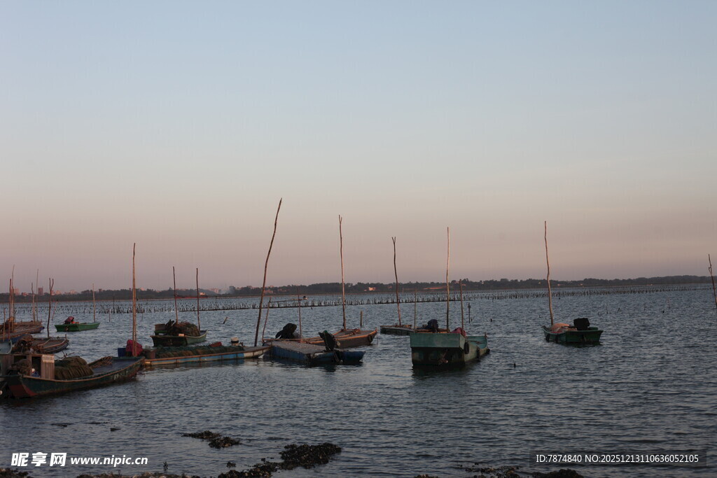 黄昏海港停泊的船只