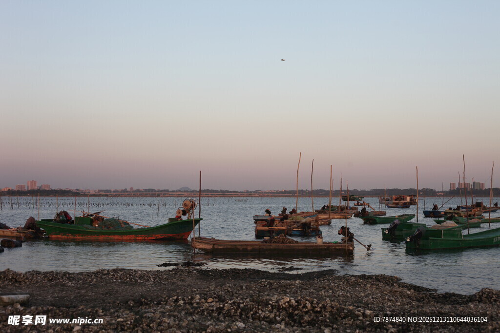 黄昏下的宁静渔港