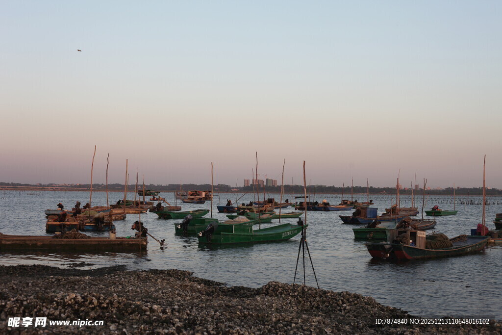 黄昏下宁静的港湾小船