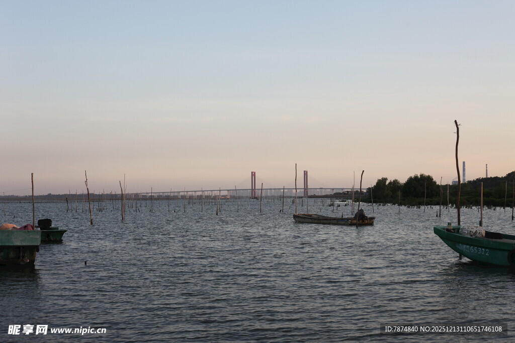黄昏下宁静的海面与船只