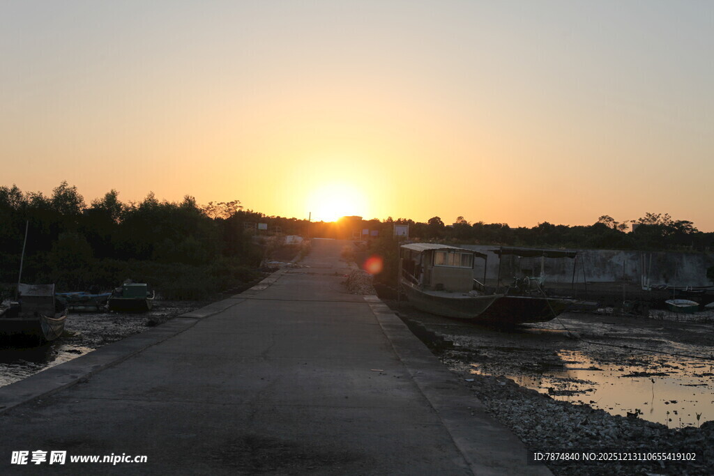 夕阳下的乡间小路