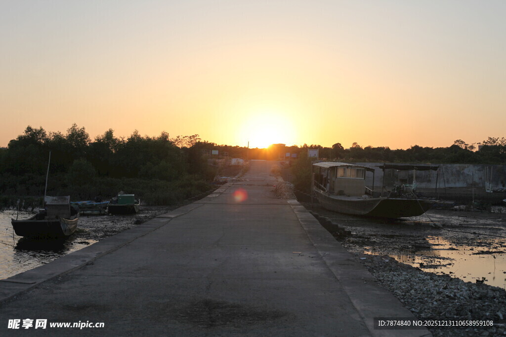 夕阳下的乡间道路美景