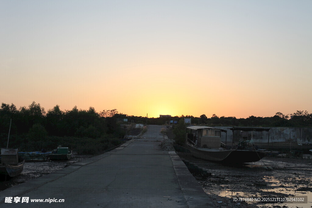 夕阳下的乡间小路