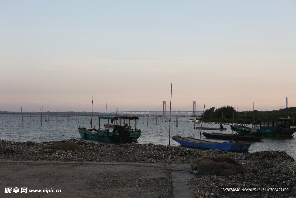 黄昏海港停泊的几艘小船