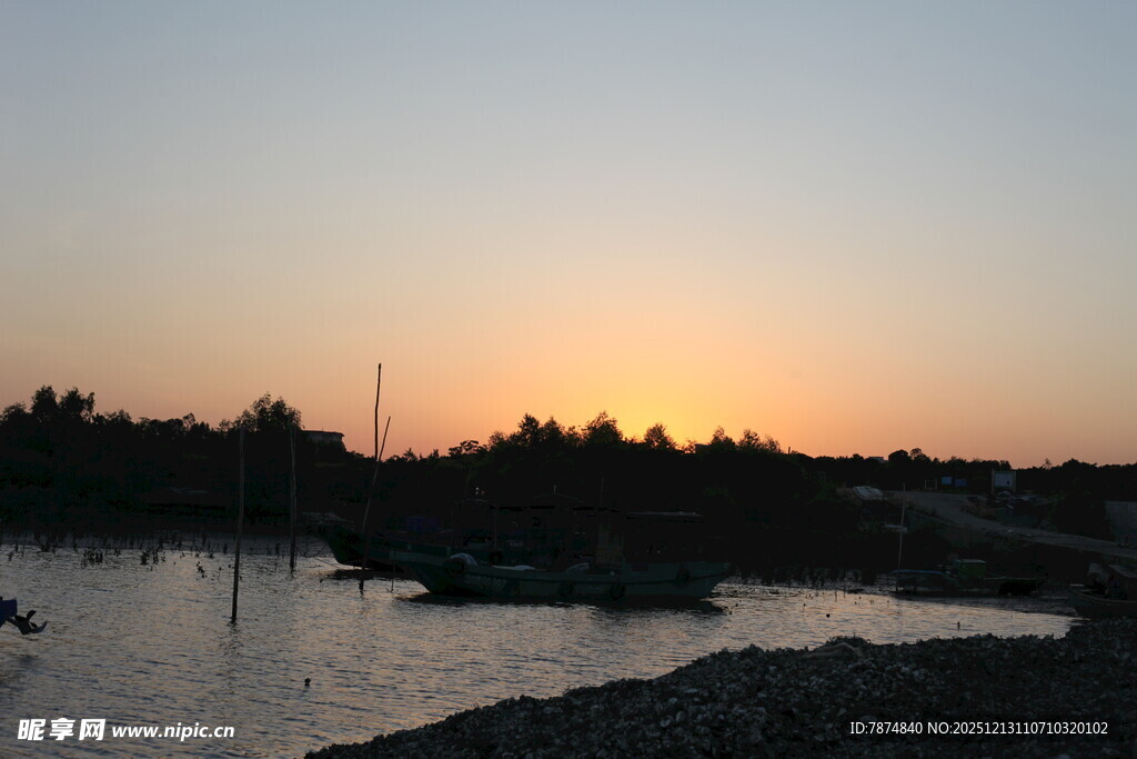 日落时分的静谧水边景致