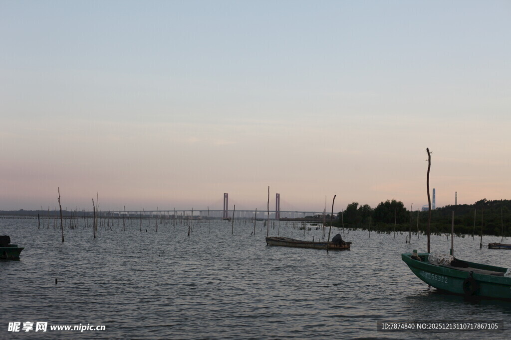 黄昏下宁静的海面与船只