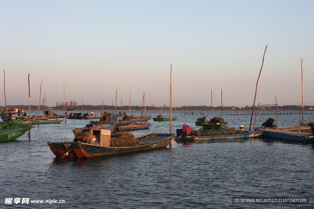 夕阳下的宁静渔港