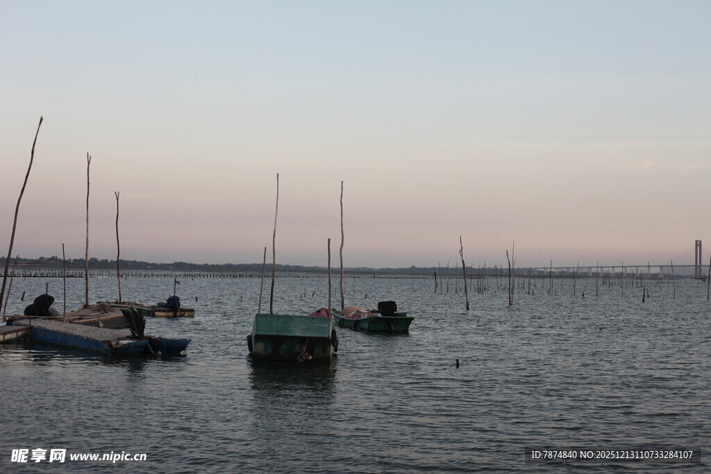 黄昏下宁静的停泊帆船处