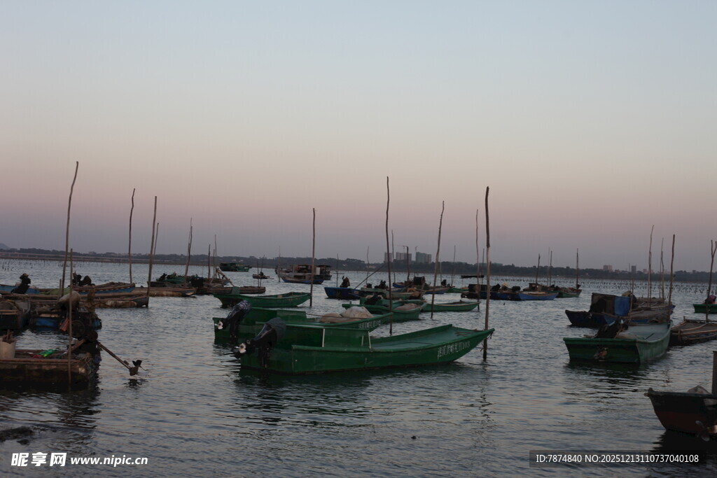 黄昏海港停泊的多彩船只