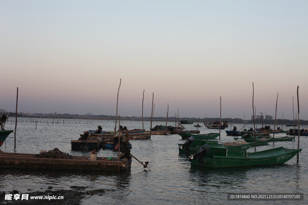 黄昏海港停泊的多彩船只