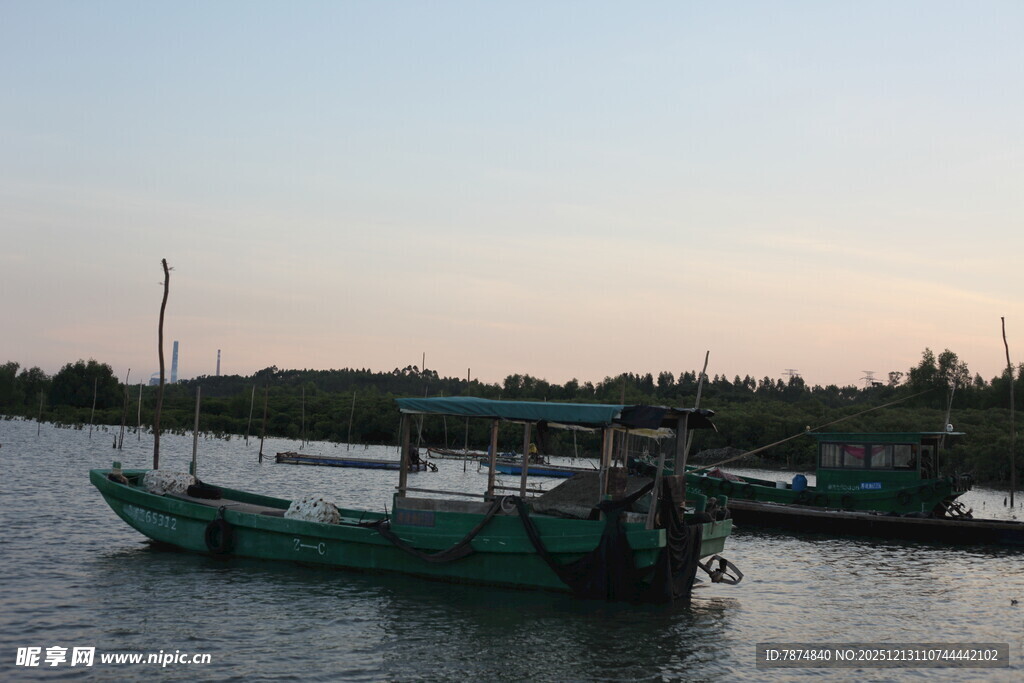 河畔停泊的绿色渔船