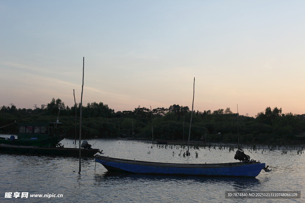 夕阳下宁静湖面的小船
