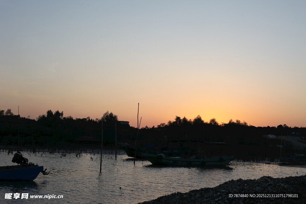 夕阳下的静谧水域风光