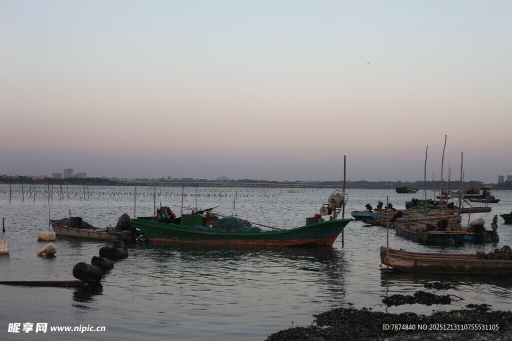 黄昏海港停泊的多彩船只