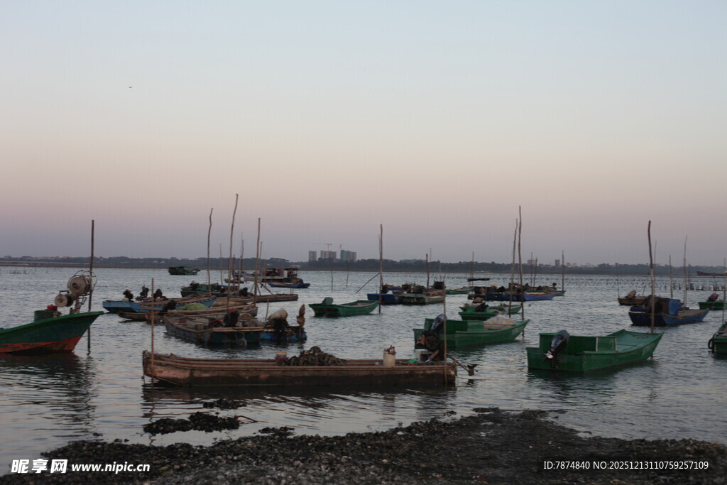 黄昏海港停泊的多彩船只