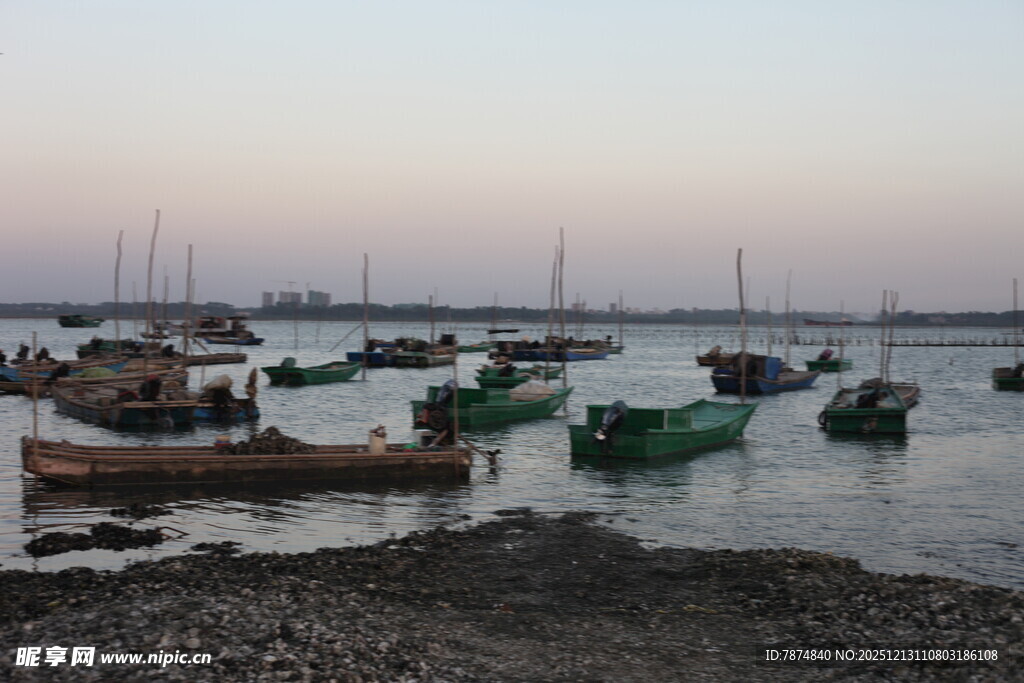海边停泊的多彩船只