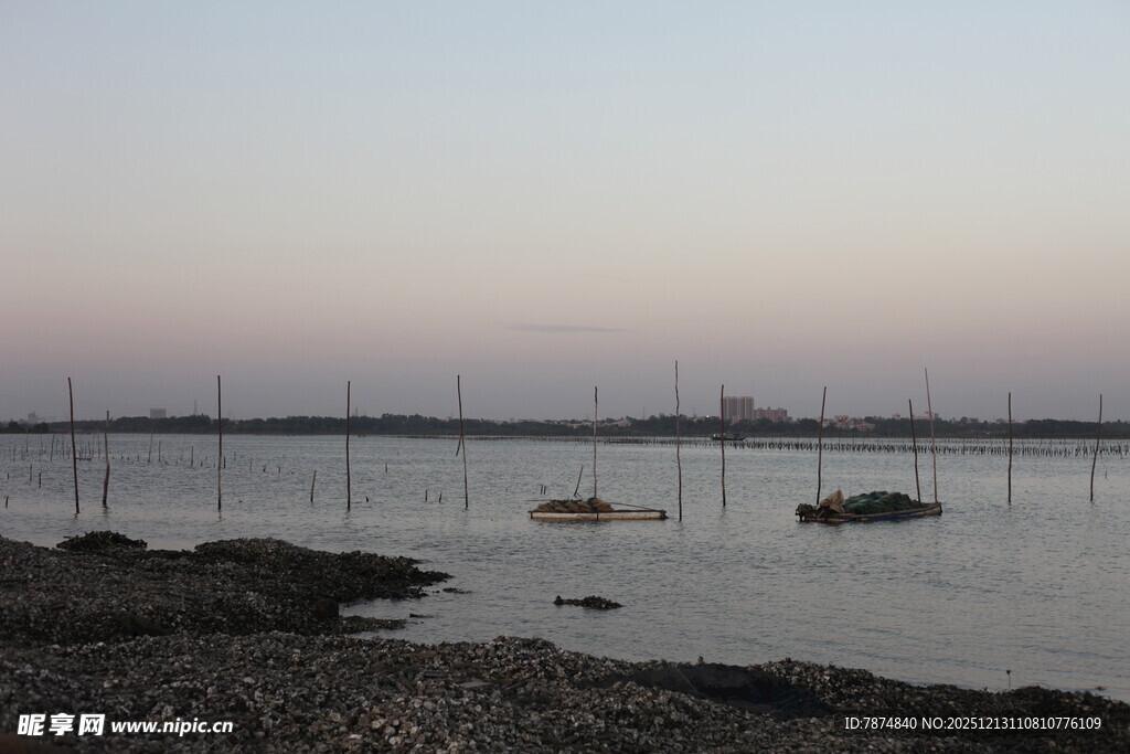 黄昏下的宁静海滨风光