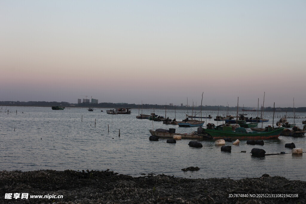 黄昏海港停泊众多船只