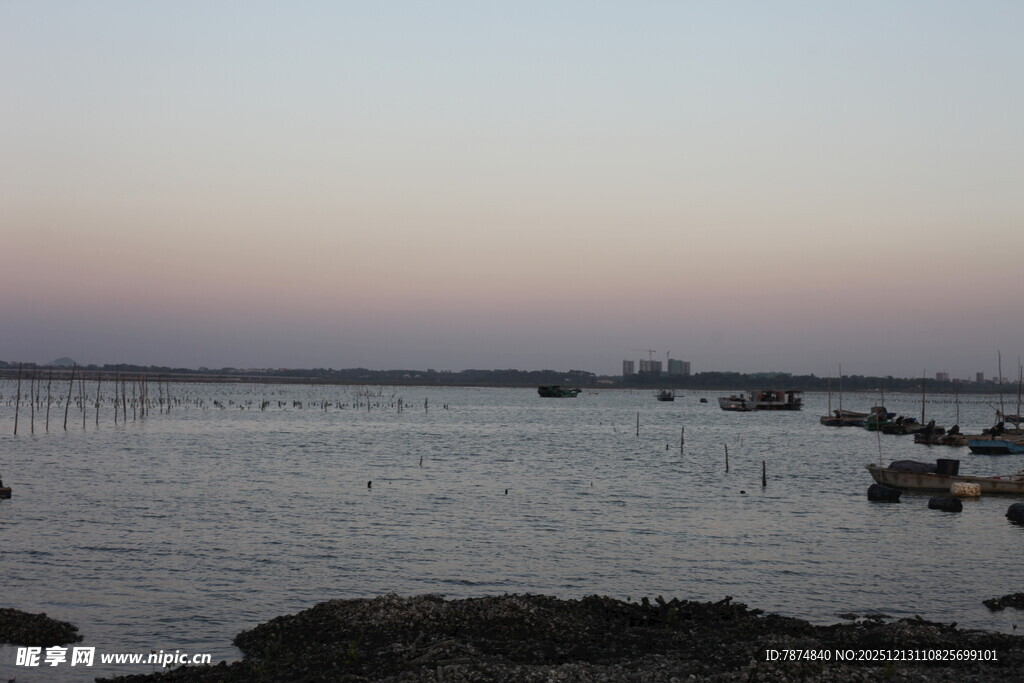 黄昏下的宁静海面景观