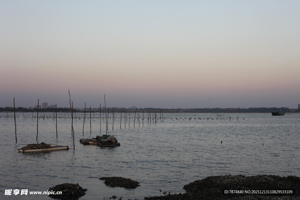 黄昏下的宁静水域景观