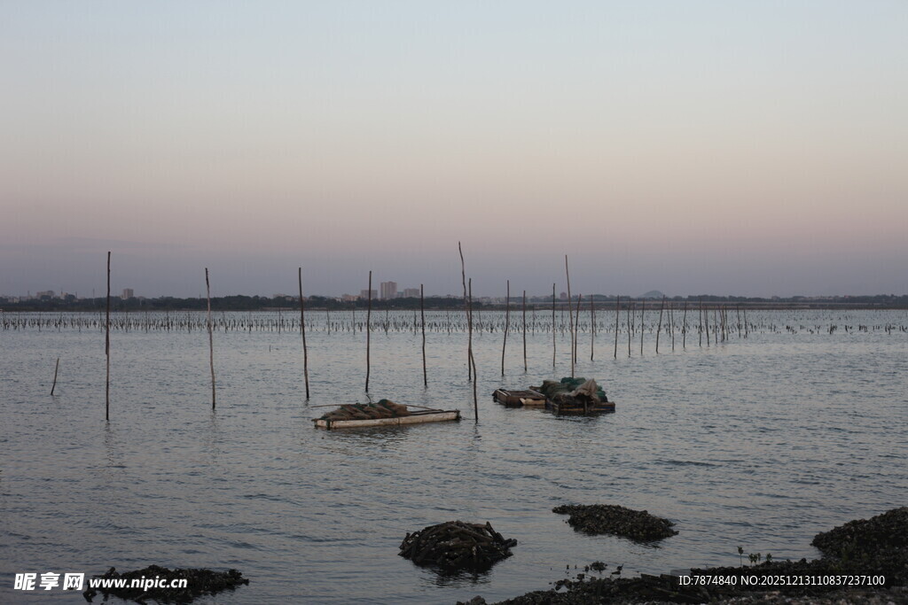 黄昏下的宁静水域景观