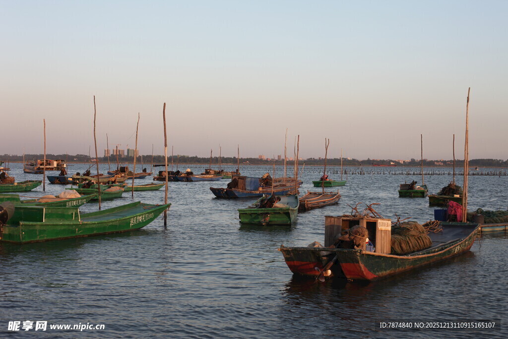 黄昏海港中的多彩船只