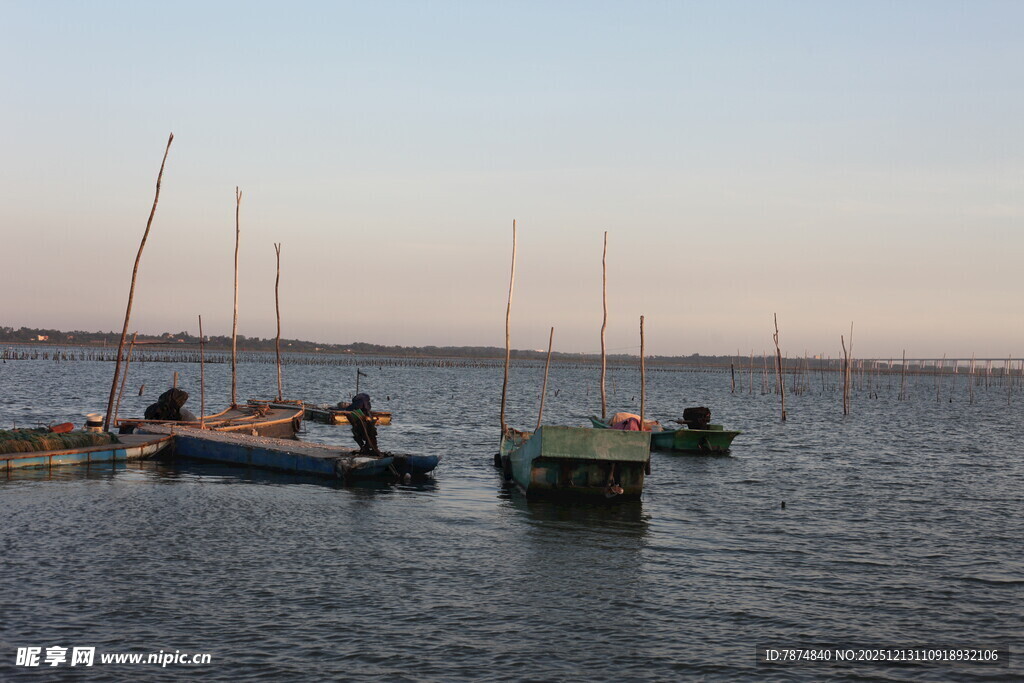 湖畔小船停泊的静谧时刻