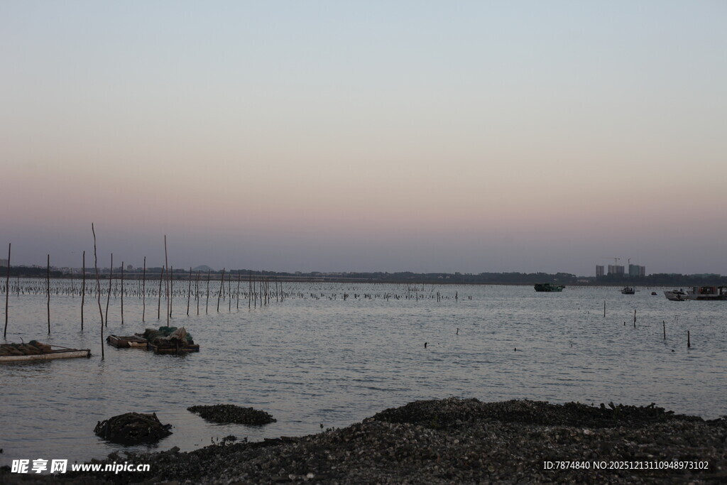 黄昏海港静泊的船只