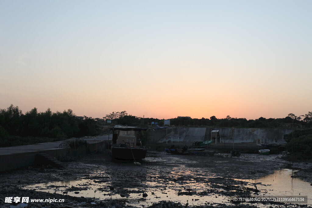 黄昏下的河畔泥泞景象