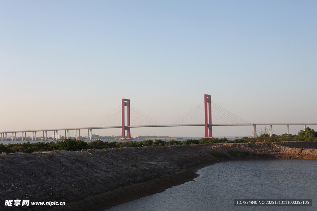 河畔双红塔大桥景观