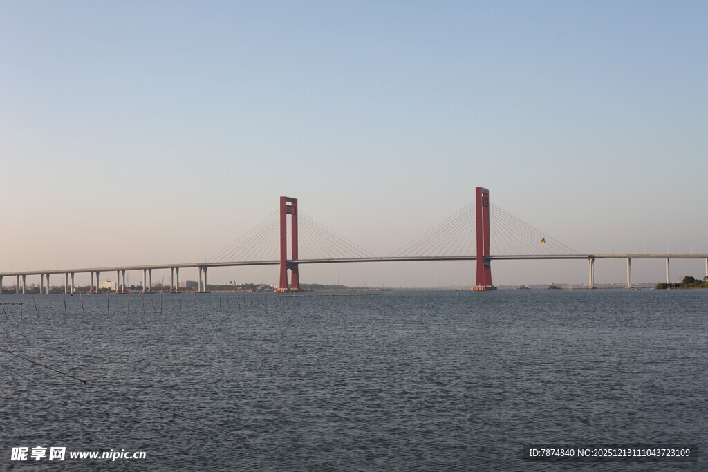 跨海大桥横跨广阔海面
