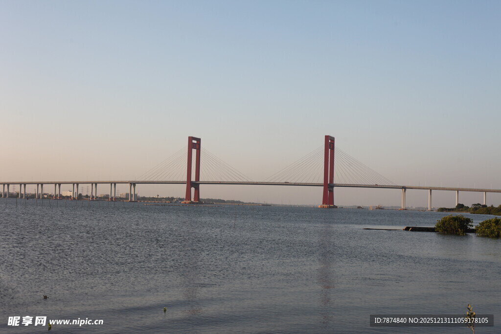 跨海大桥矗立广阔海面