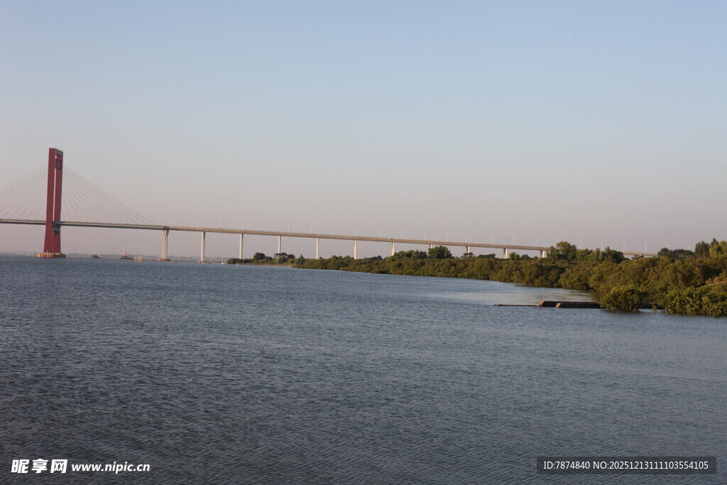 河畔壮观桥梁远景