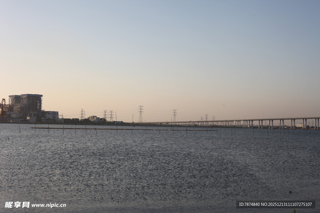 黄昏下的海面与远处桥梁