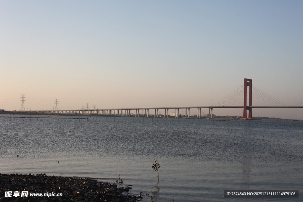 黄昏下的跨海大桥美景