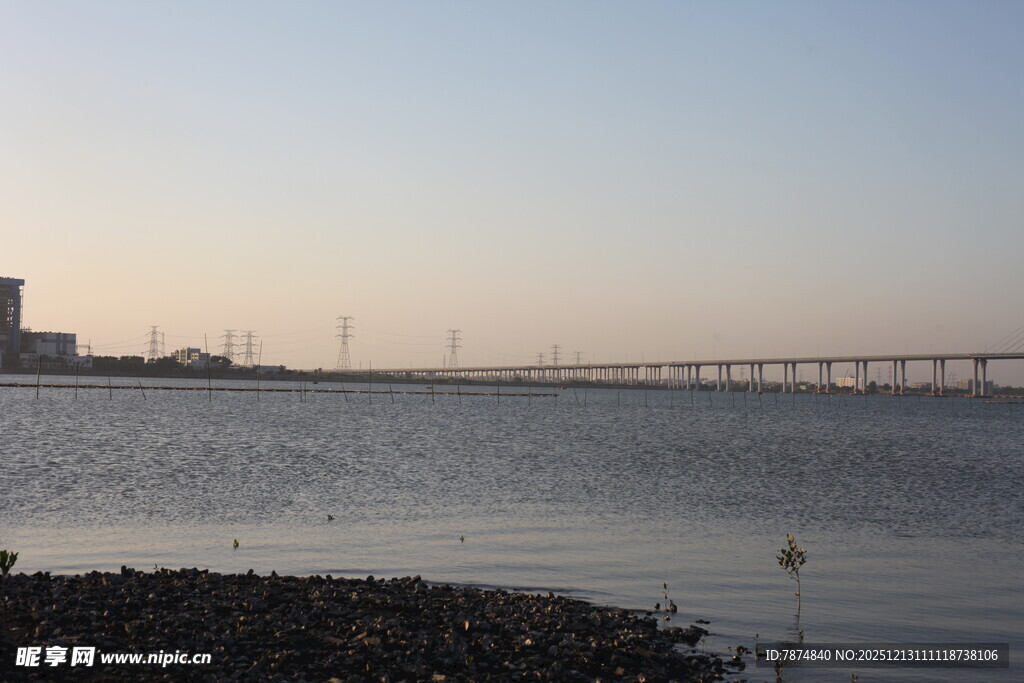 黄昏下的大海桥梁景观