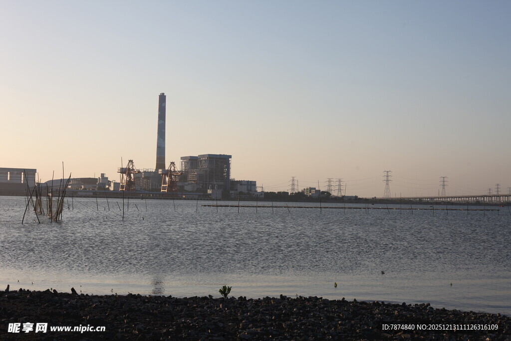 海边的发电厂远景