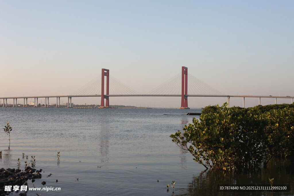 黄昏下的跨海大桥风光