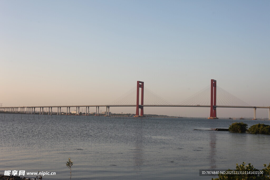 黄昏下的跨海大桥美景
