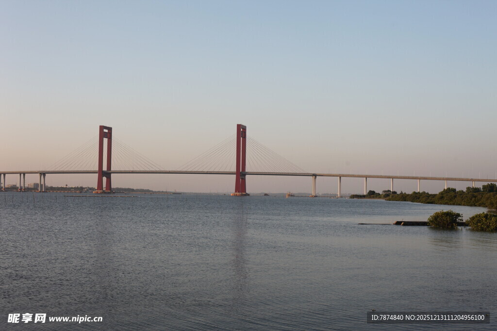 黄昏下的跨海大桥美景