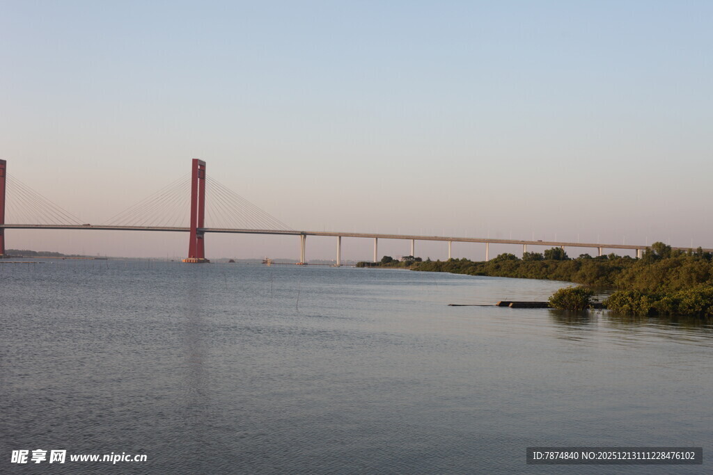 跨海大桥横跨平静水面