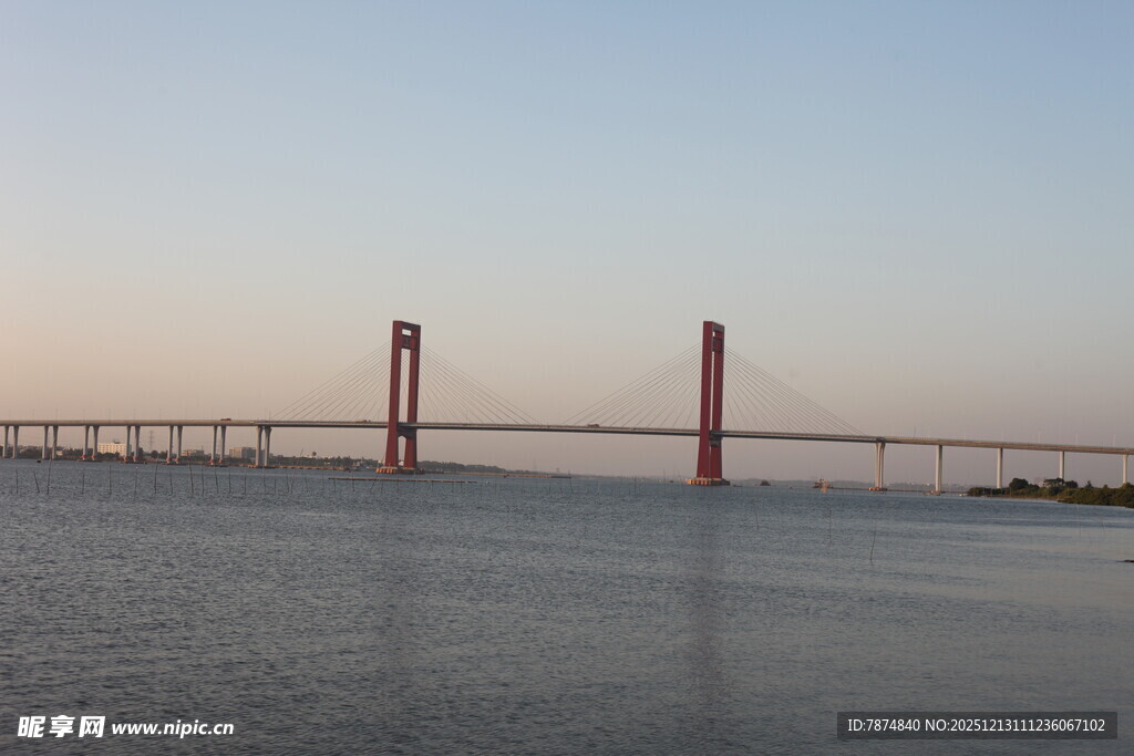 夕阳下的跨海大桥美景