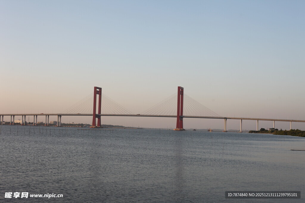黄昏下的跨海大桥美景